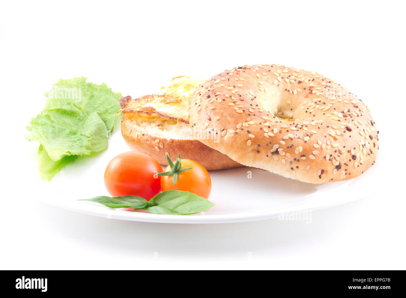 Un délicieux petit-déjeuner sain bagel avec des oeufs et des tomates Banque D'Images