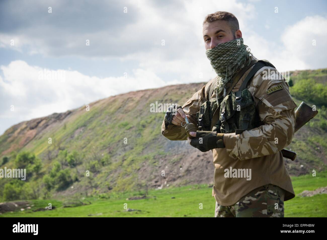 Donetsk, Ukraine. 19 mai, 2015. Chasseur français Sasha vu prendre part à un exercice de lancer de grenades. La République populaire de Donetsk a pris part à un exercice militaire qui visait à améliorer leurs compétences tactiques et de combat. Les étrangers y compris ceux de l'USA, la France, l'Espagne, l'Italie, le Brésil et la Serbie est connu pour être en conflit dans l'Est de l'Ukraine et la lutte pour l'Armée populaire de Donetsk. © Geovien Si/Pacific Press/Alamy Live News Banque D'Images