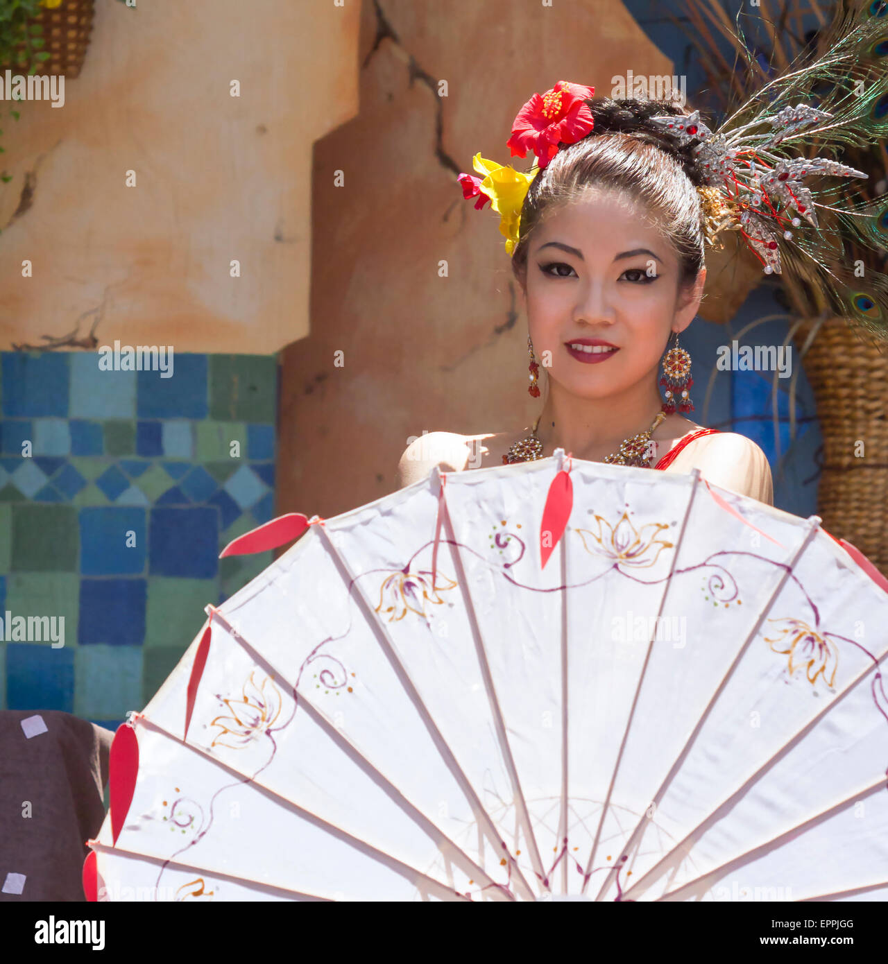 Jeune femme d'effectuer une danse traditionnelle thaïlandaise avec un parasol blanc Banque D'Images