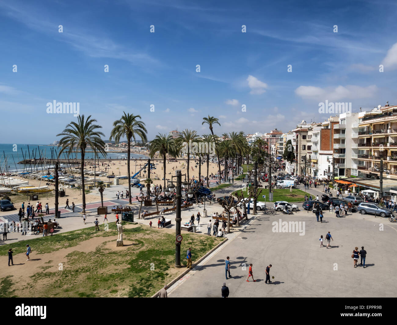 Vue aérienne de la plage et de la promenade de la ville touristique populaire dans Sitges Costa Dorada Banque D'Images