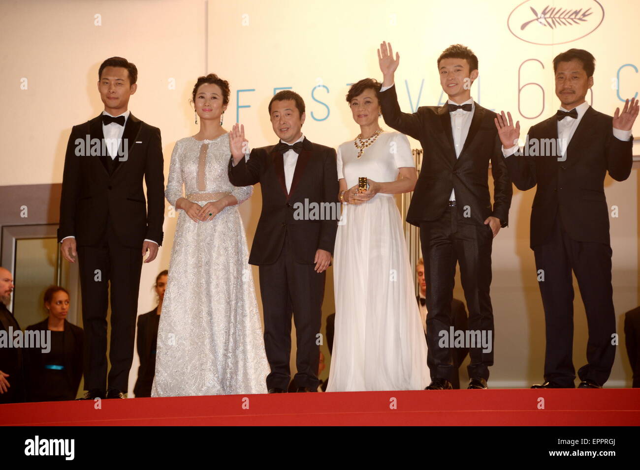 Cannes, France. 14 mai, 2015. CANNES, FRANCE - 20 MAI : (L-R) Zhang Yi, Zhao Tao, directeur Jia Zhang Ke, Sylvia Chang Dong, Zijang et Liang Jingdong assiste à la "han Il Ren gu' ('Mmontagnes peuvent s'écarter') Première mondiale lors de la 68ème assemblée annuelle du Festival du Film de Cannes le 20 mai 2015 à Cannes, France. © Frédéric Injimbert/ZUMA/Alamy Fil Live News Banque D'Images