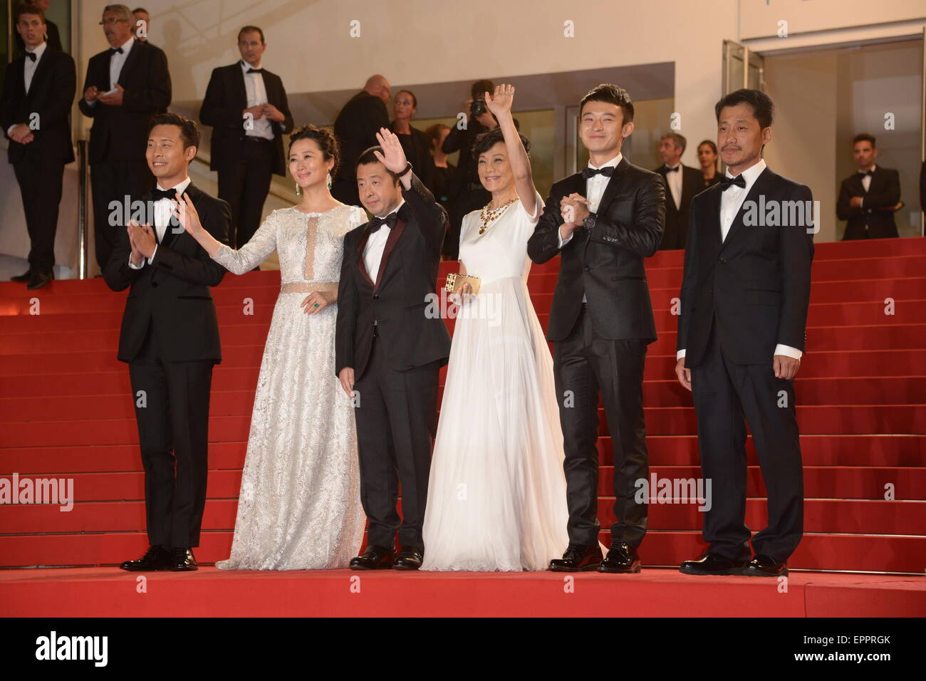 Cannes, France. 14 mai, 2015. CANNES, FRANCE - 20 MAI : (L-R) Zhang Yi, Zhao Tao, directeur Jia Zhang Ke, Sylvia Chang Dong, Zijang et Liang Jingdong assiste à la "han Il Ren gu' ('Mmontagnes peuvent s'écarter') Première mondiale lors de la 68ème assemblée annuelle du Festival du Film de Cannes le 20 mai 2015 à Cannes, France. © Frédéric Injimbert/ZUMA/Alamy Fil Live News Banque D'Images