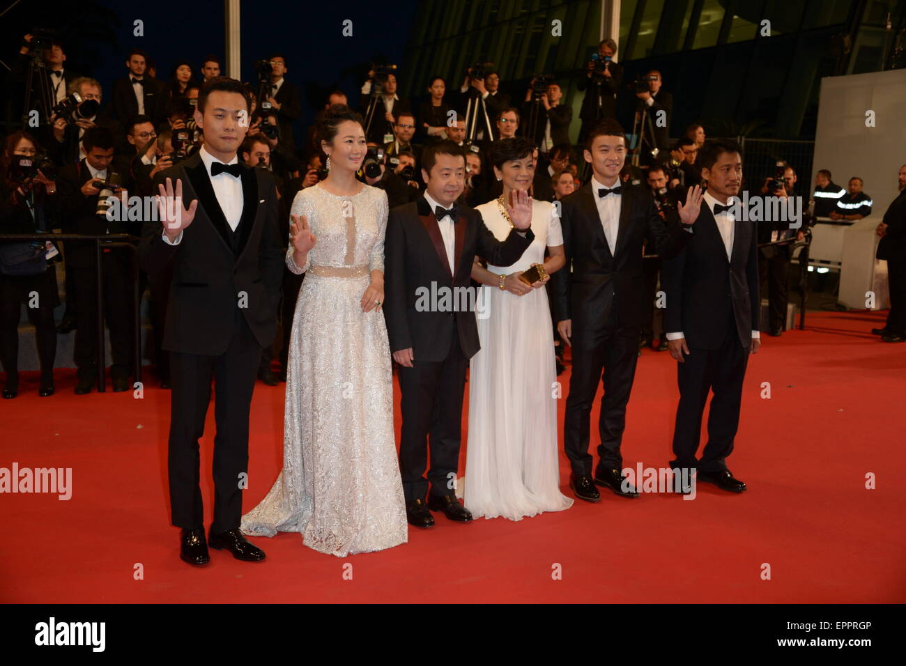 Cannes, France. 14 mai, 2015. CANNES, FRANCE - 20 MAI : (L-R) Zhang Yi, Zhao Tao, directeur Jia Zhang Ke, Sylvia Chang Dong, Zijang et Liang Jingdong assiste à la "han Il Ren gu' ('Mmontagnes peuvent s'écarter') Première mondiale lors de la 68ème assemblée annuelle du Festival du Film de Cannes le 20 mai 2015 à Cannes, France. © Frédéric Injimbert/ZUMA/Alamy Fil Live News Banque D'Images