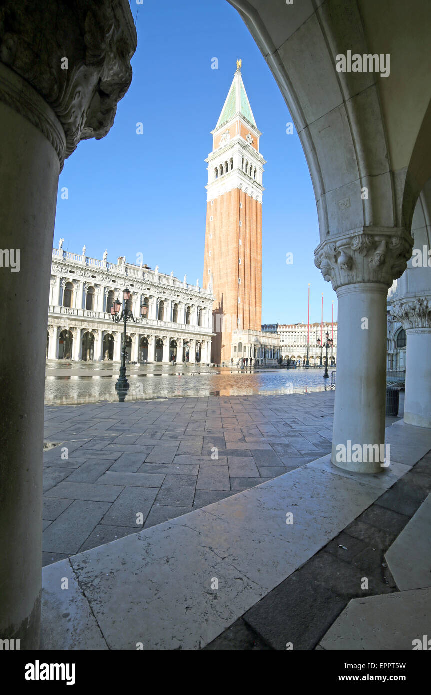 Le Campanile haut de Saint Marc à Venise avec la marée haute Banque D'Images