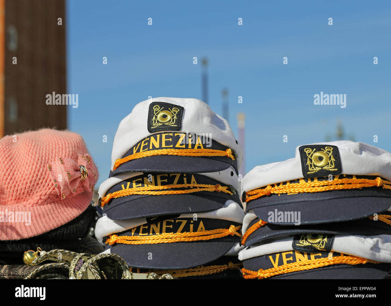 Hat pour les marins avec Venise écrit pour la vente dans le stand Banque D'Images