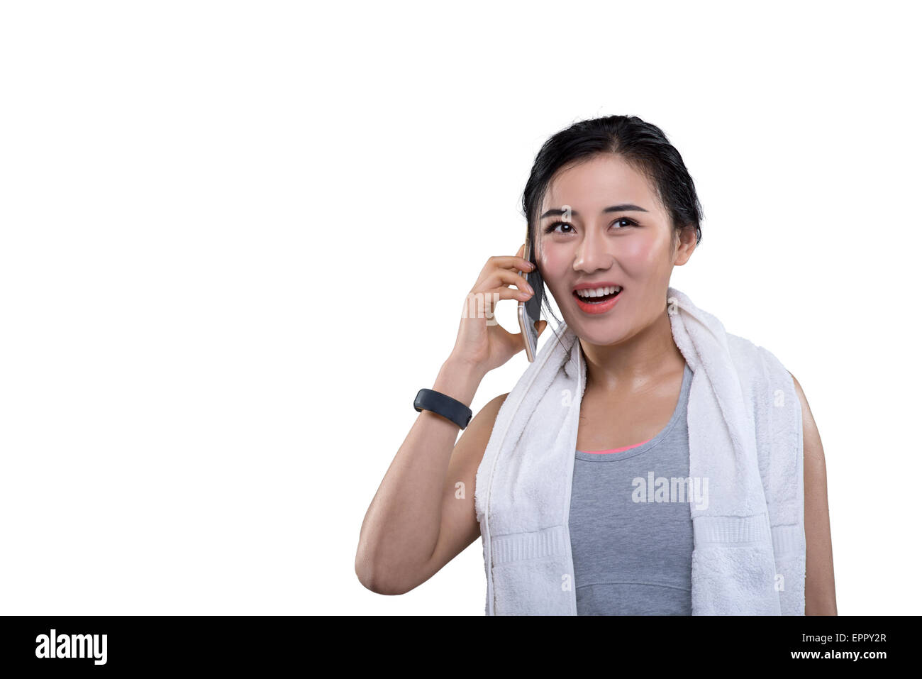 Jeunes femmes athlètes talking on cell phone Banque D'Images