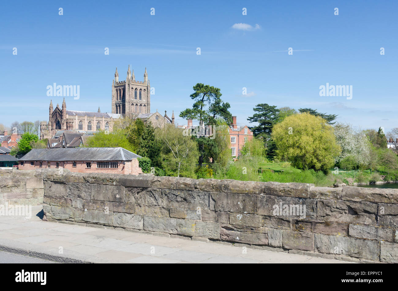 La Cathédrale de Hereford vue depuis le pont sur la rivière Wye Banque D'Images