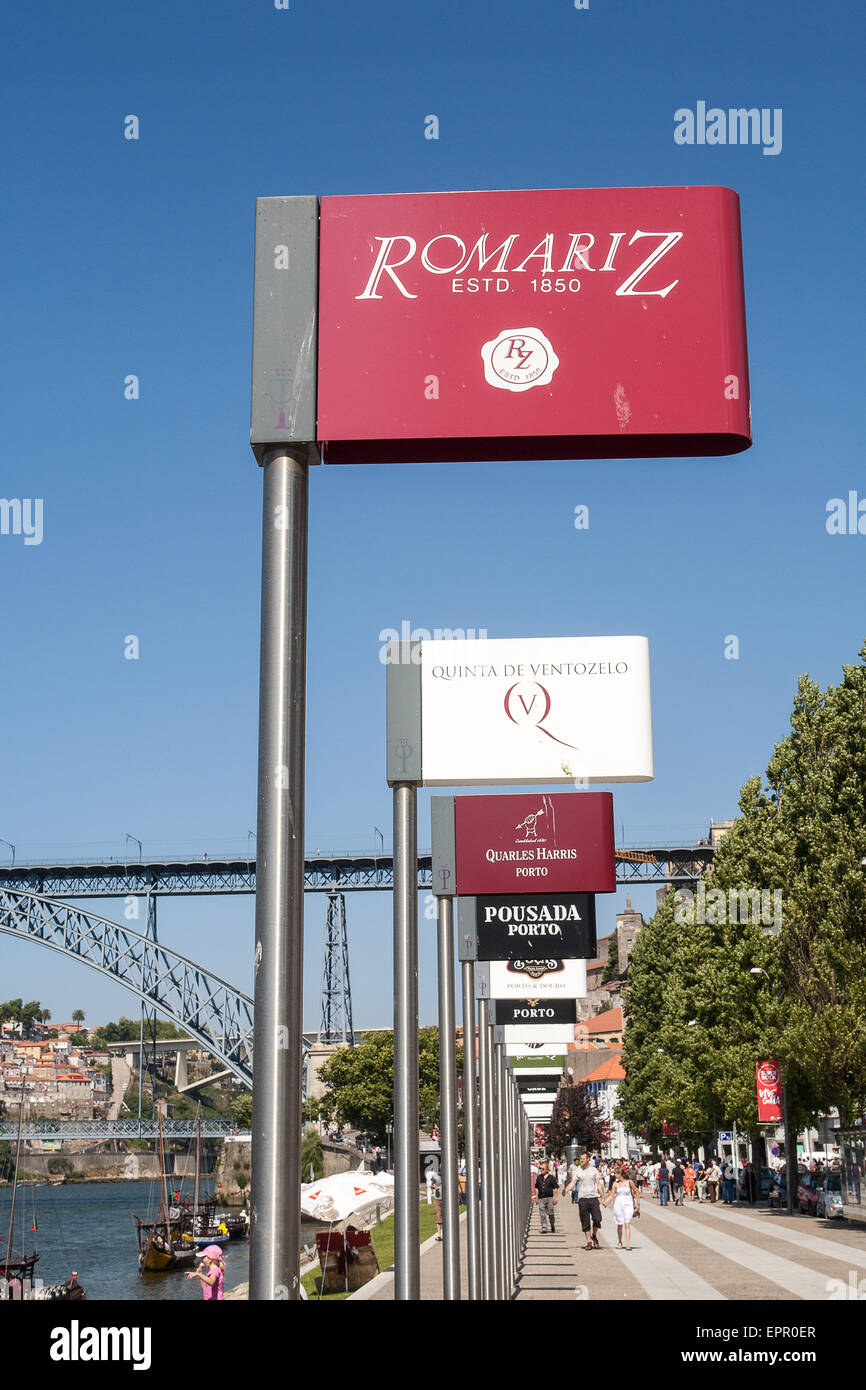 Les indications pour le porto les entreprises qui ont des caves à vin de Porto. La visite des caves se termine avec l'occasion de goûter la célèbre boisson. Les caves de Porto, également connu sous le nom de "lodges"(connu localement sous le nom de "grottes") où le monde célèbre vin de Porto est stocké et personnes âgées, sont très attractions touristiques populaires. Dans la région de Vila Nova de Gaia, région sur la rive sud de la rivière Douro. Porto, Portugal. Banque D'Images