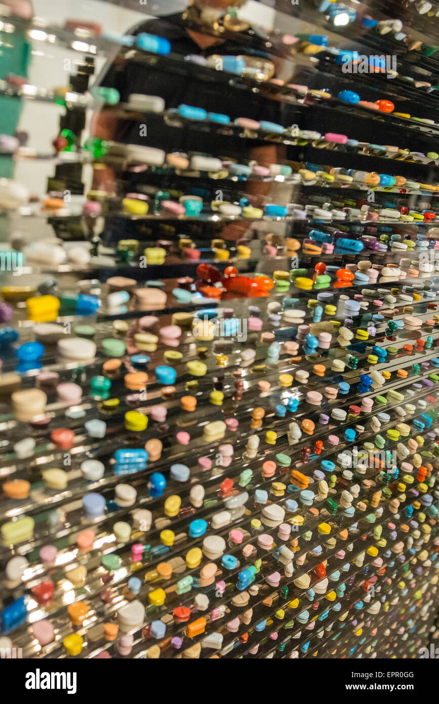 Art Basel Miami Floride salon international contemporain moderne exposition sculptures photos Damien Hirst comprimés comprimés tablettes Banque D'Images