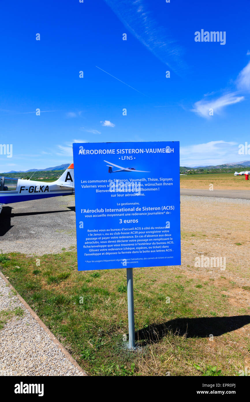 L'Aérodrome de Sisteron signe de bienvenue. Aérodrome Sisteron Vaumeilh, France Banque D'Images