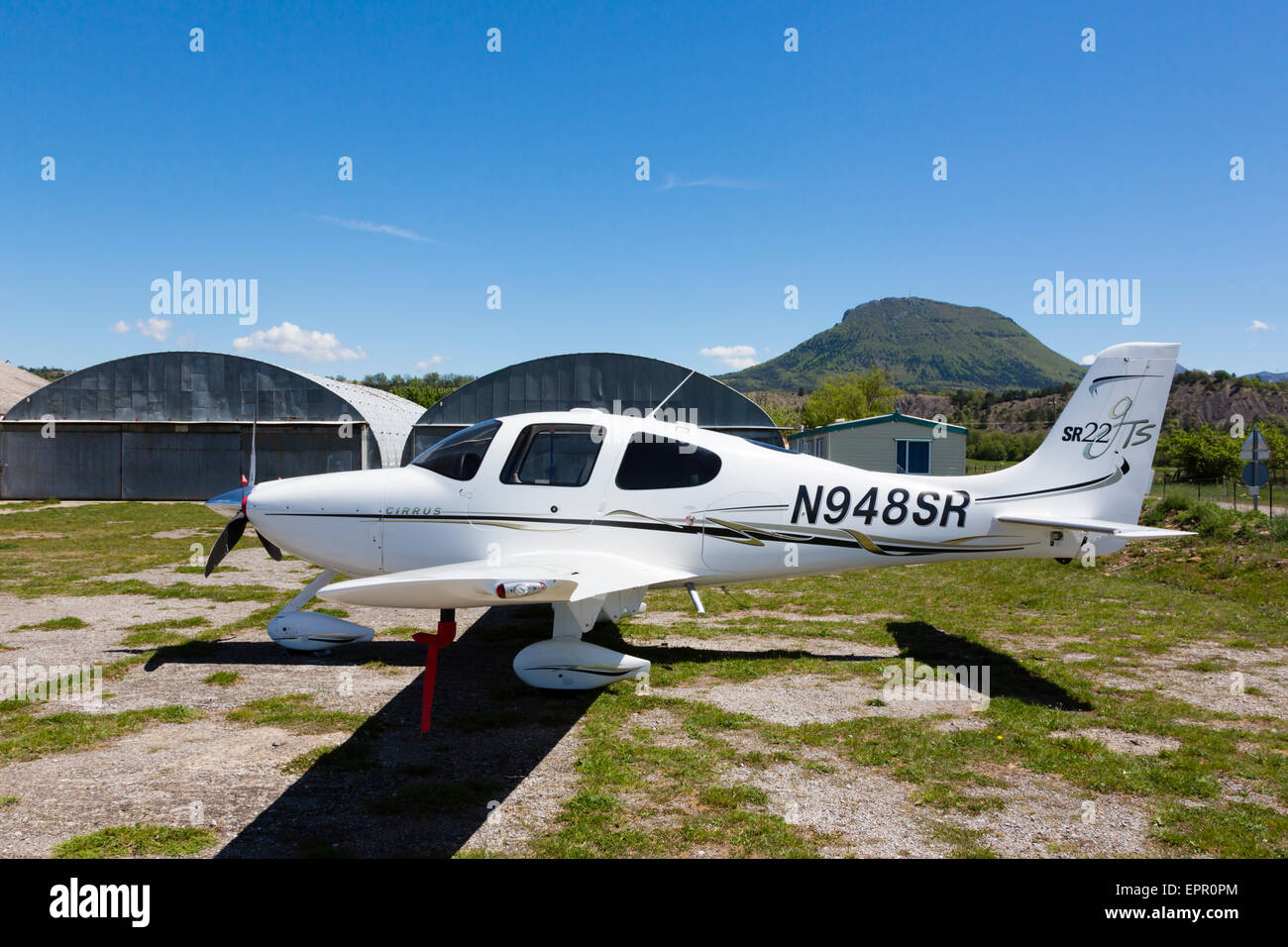 Siège américain Cirrus SR22, N948SR, à l'Aérodrome de Sisteron, France. Banque D'Images