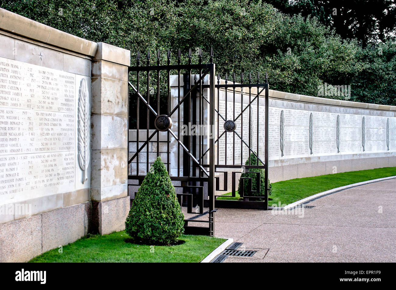 Dans le mur mais poignant de jardins paisible cimetière américain, Omaha Beach, Normandie, France inscrit avec les noms des disparus. Banque D'Images