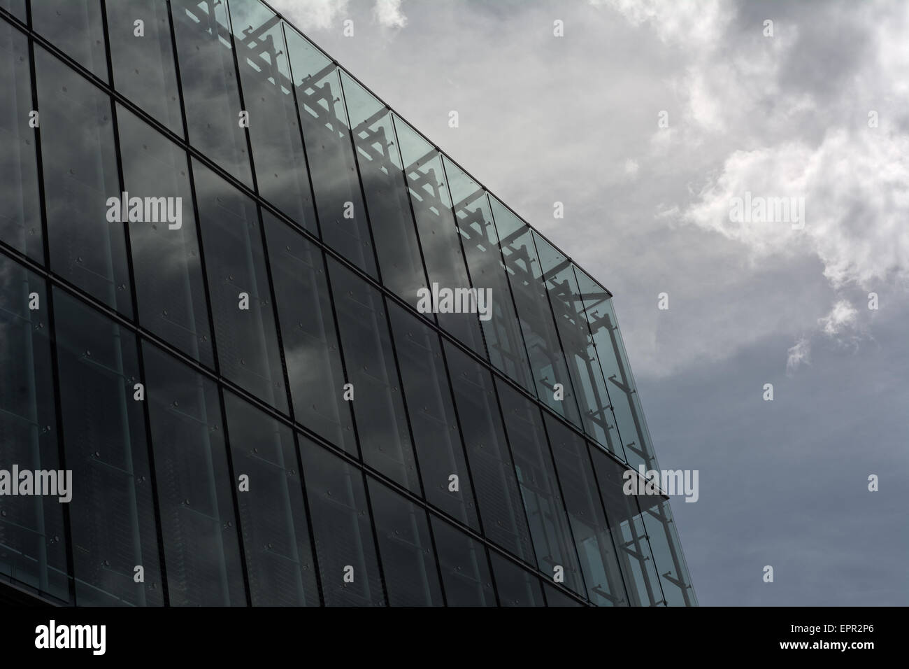 L'architecture contemporaine avec Sky et la réflexion des nuages de tempête Banque D'Images
