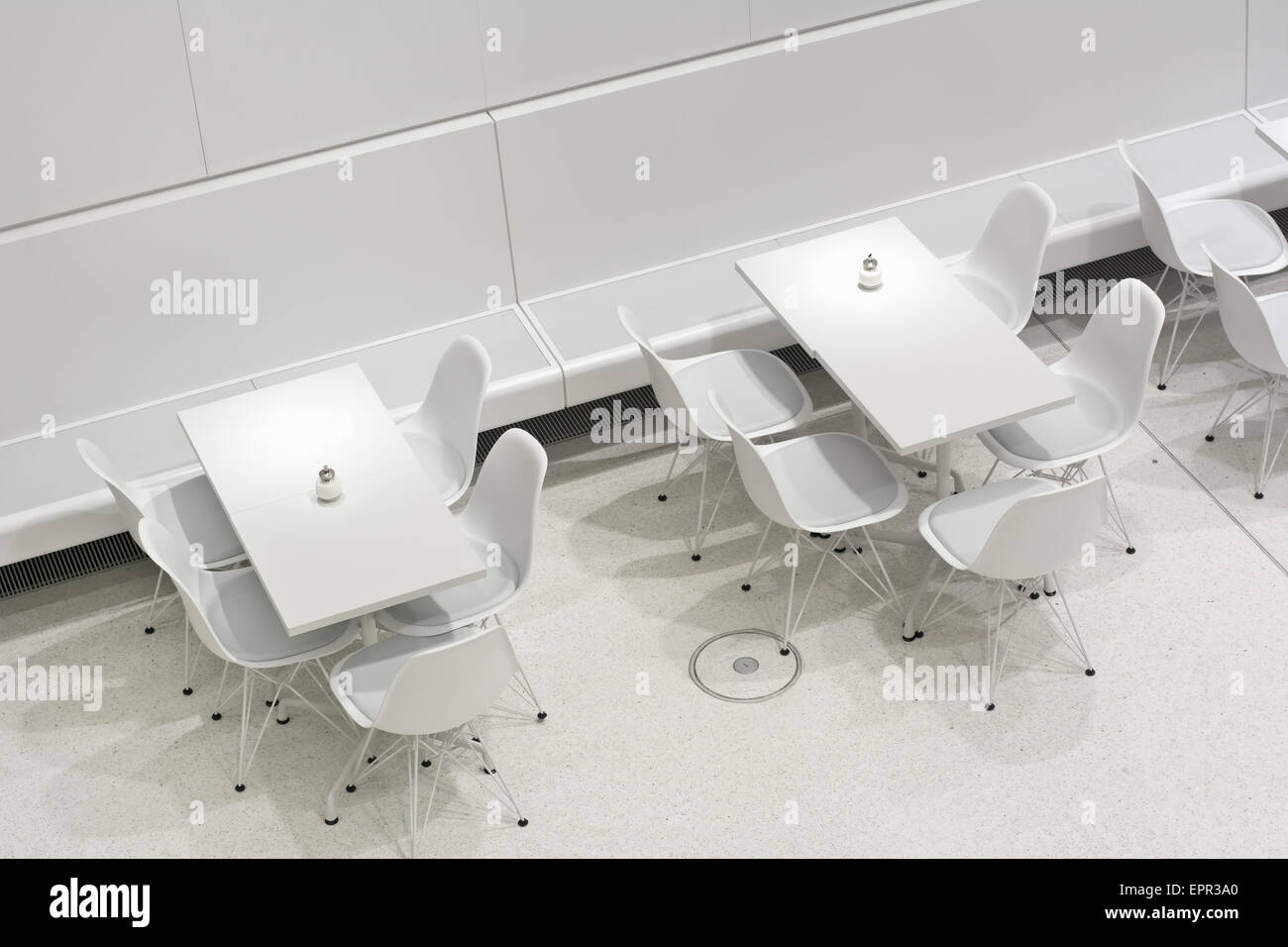 L'intérieur blanc vide tables de restaurant dans un style architectural moderne de l'Europe Banque D'Images