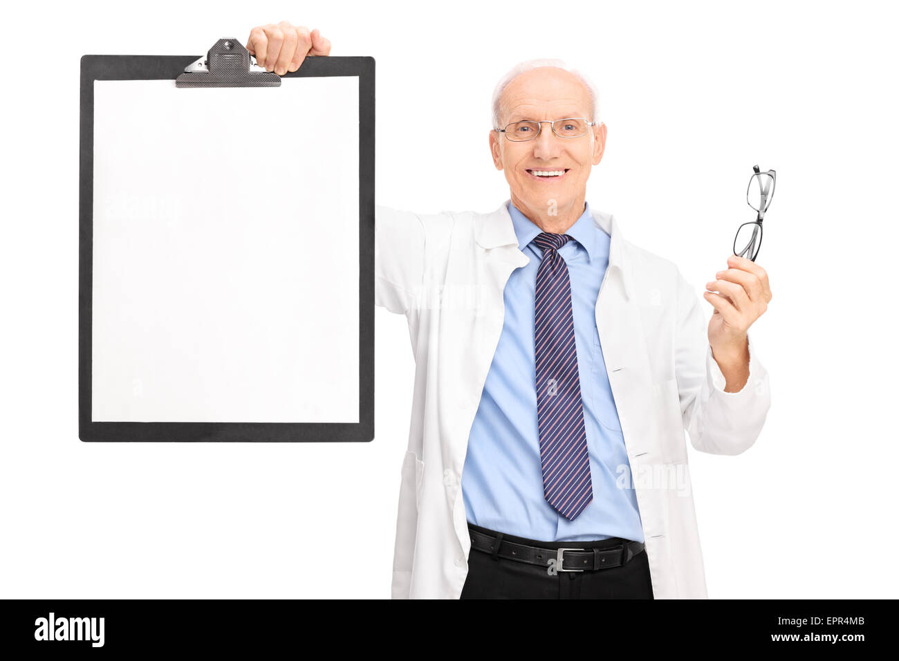 Studio shot of a mature optométriste tenant une paire de lunettes et un presse-papiers avec un papier blanc sur elle Banque D'Images
