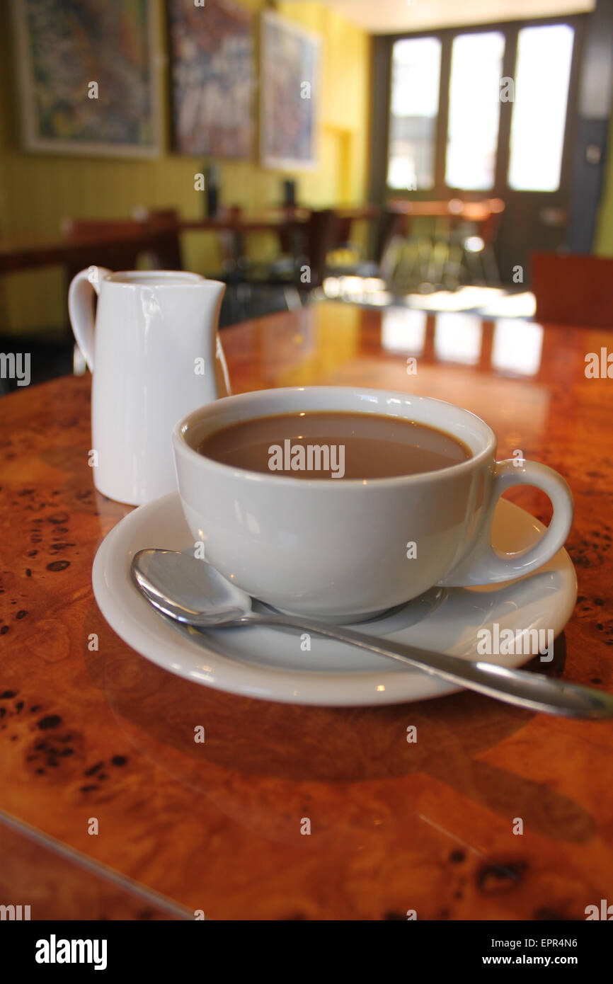 Tasse de café sur la table à café Banque D'Images