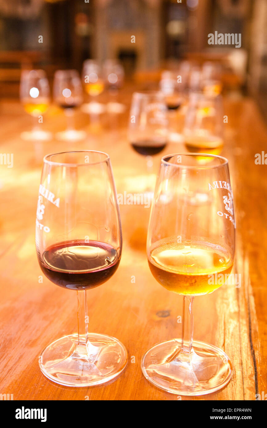 Lors d'une dégustation du célèbre vin de Porto. Ici à Ferreira cave à vin. La visite des caves se termine avec l'occasion de goûter le fameux dink. Les caves de Porto, également connu sous le nom de "lodges"(connu localement sous le nom de "grottes") où le monde célèbre vin de Porto est stocké et personnes âgées, sont très attractions touristiques populaires. Dans la région de Vila Nova de Gaia, région sur la rive sud de la rivière Douro. Porto, Portugal. Banque D'Images