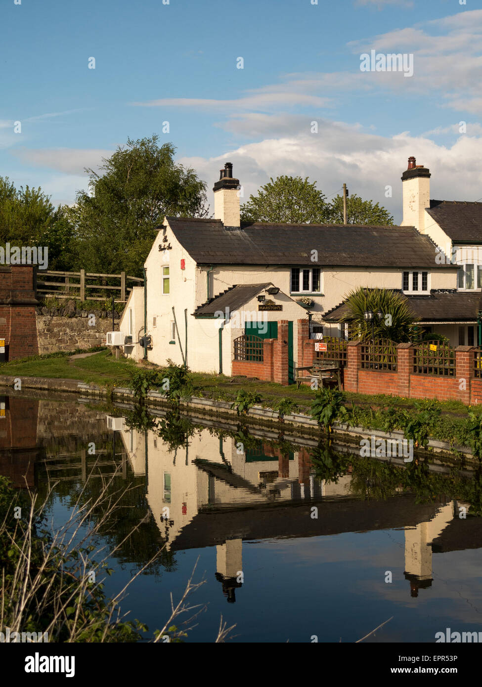 Pub sur le canal Trent et Mersey, près de Branston, Staffordshire, Royaume-Uni.eu 07/05/2015 Banque D'Images