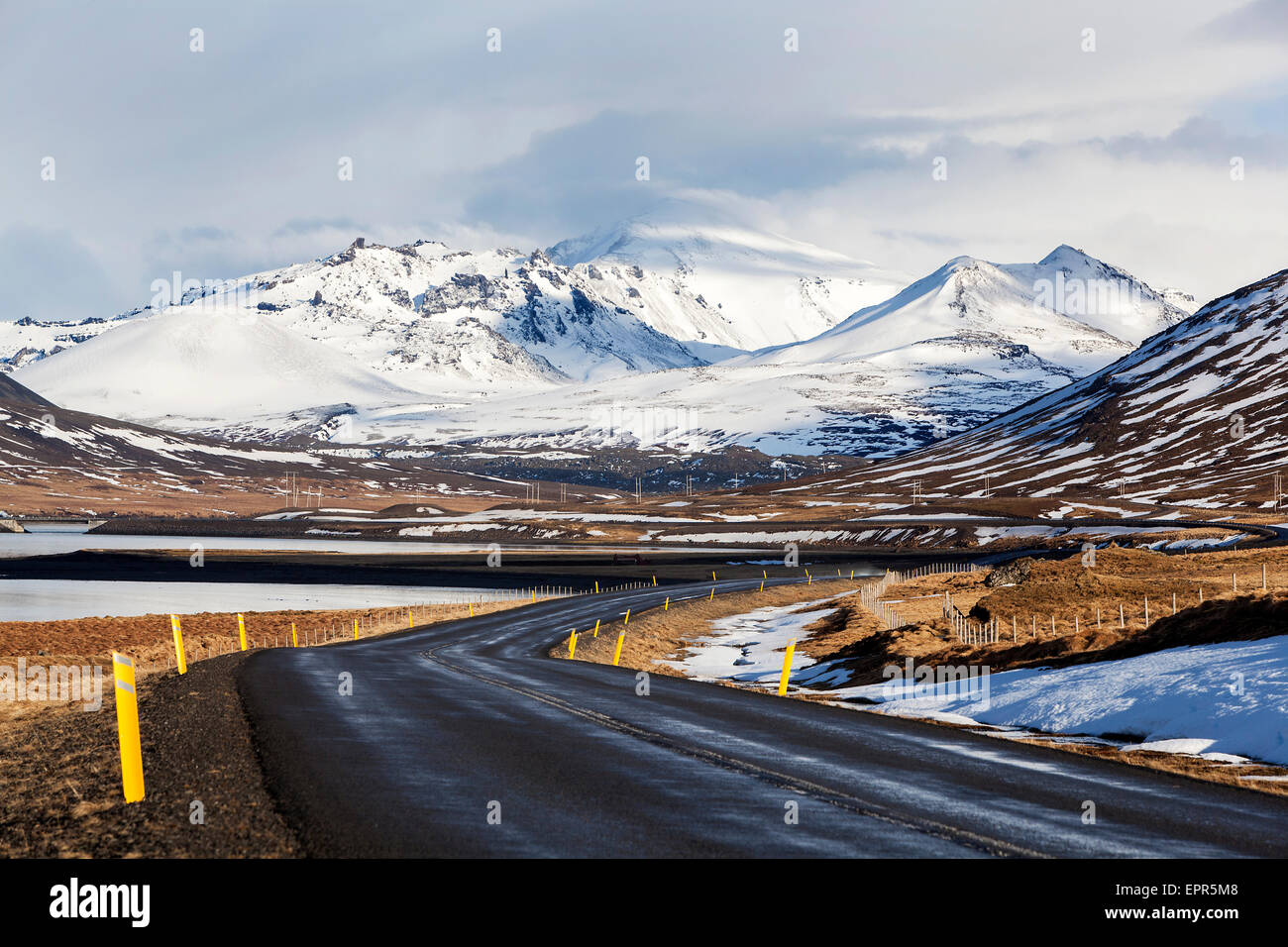 Neige paysage impressionnant volcan en Islande de l'Ouest Banque D'Images