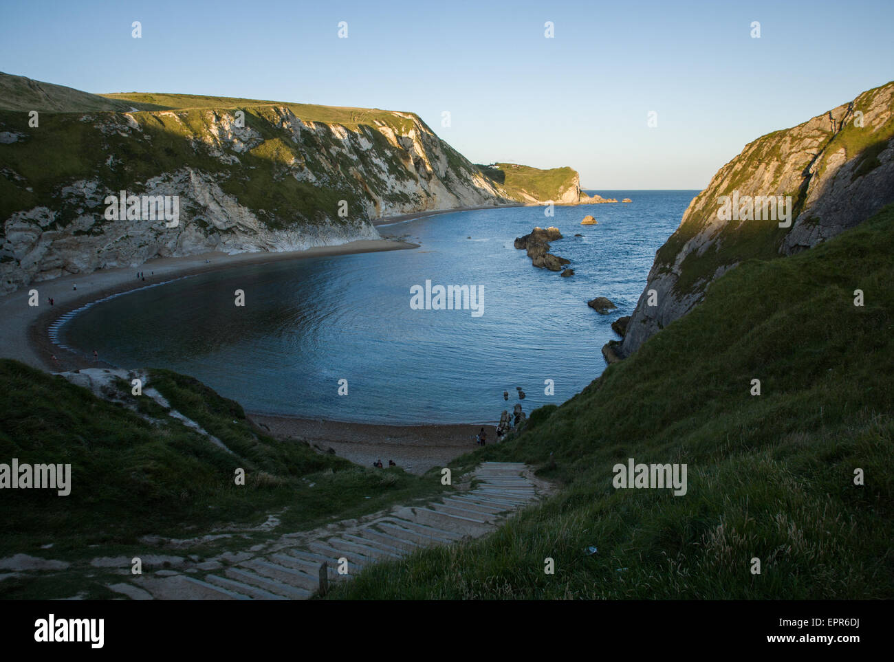 L'homme de guerre O bay comme le soleil du soir disparaît. Cette baie est à côté de Durdle Door, Dorset, Angleterre. Durdle Door est l'une de l'homme Banque D'Images