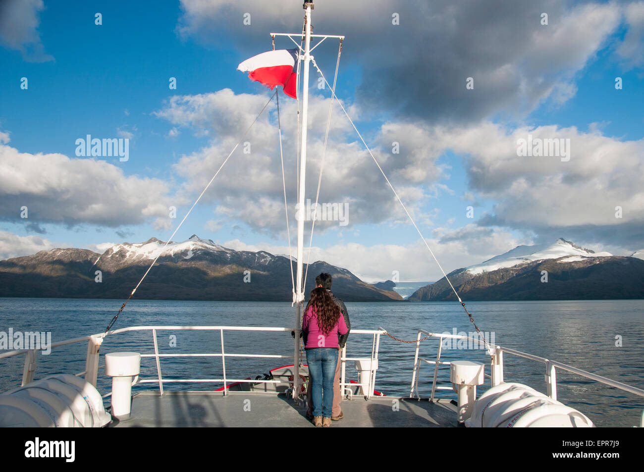 Young adult couple à bord d'un MV Forrest expedition cruise des baleines dans le détroit de Magellan, la Patagonie Banque D'Images