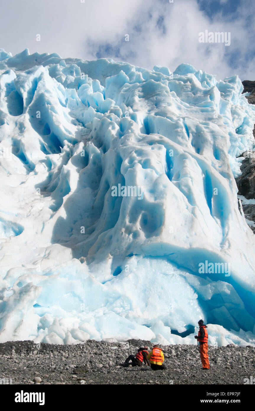 Expedition cruise party au pied d'un glacier sans nom sur l'île de Carlos III dans le détroit de Magellan, la Patagonie, Chili Banque D'Images