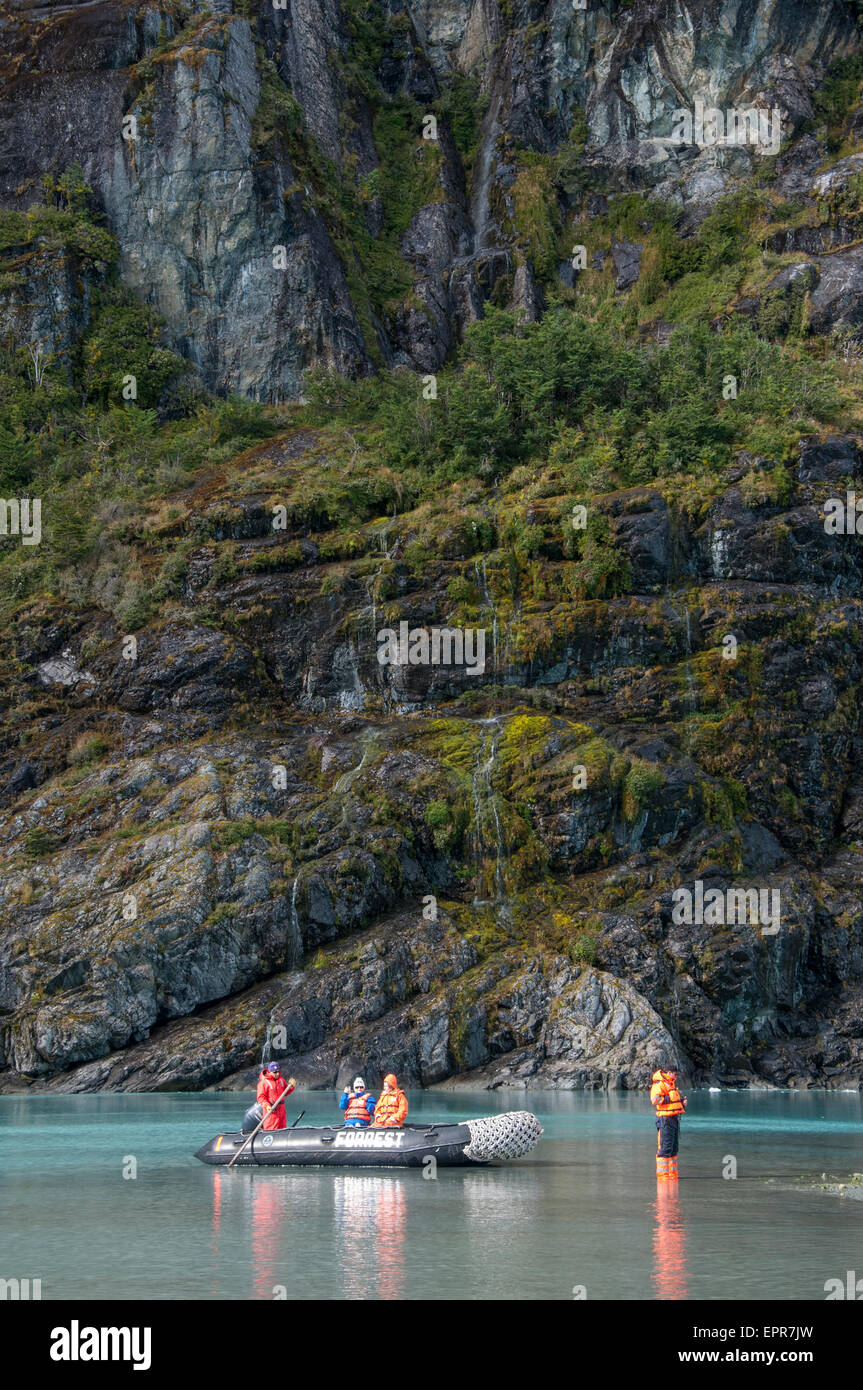 Croisière expédition partie à venir à terre sur l'île de Carlos III dans le détroit de Magellan, le sud de la Patagonie, au Chili Banque D'Images