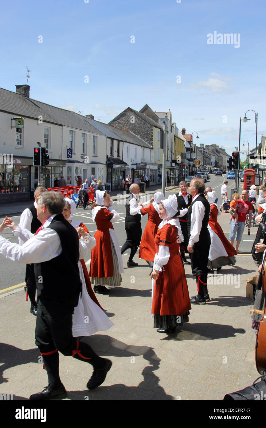 Groupe de danse de gallois à l'extérieur de l'hôtel de ville de Cowbridge Banque D'Images
