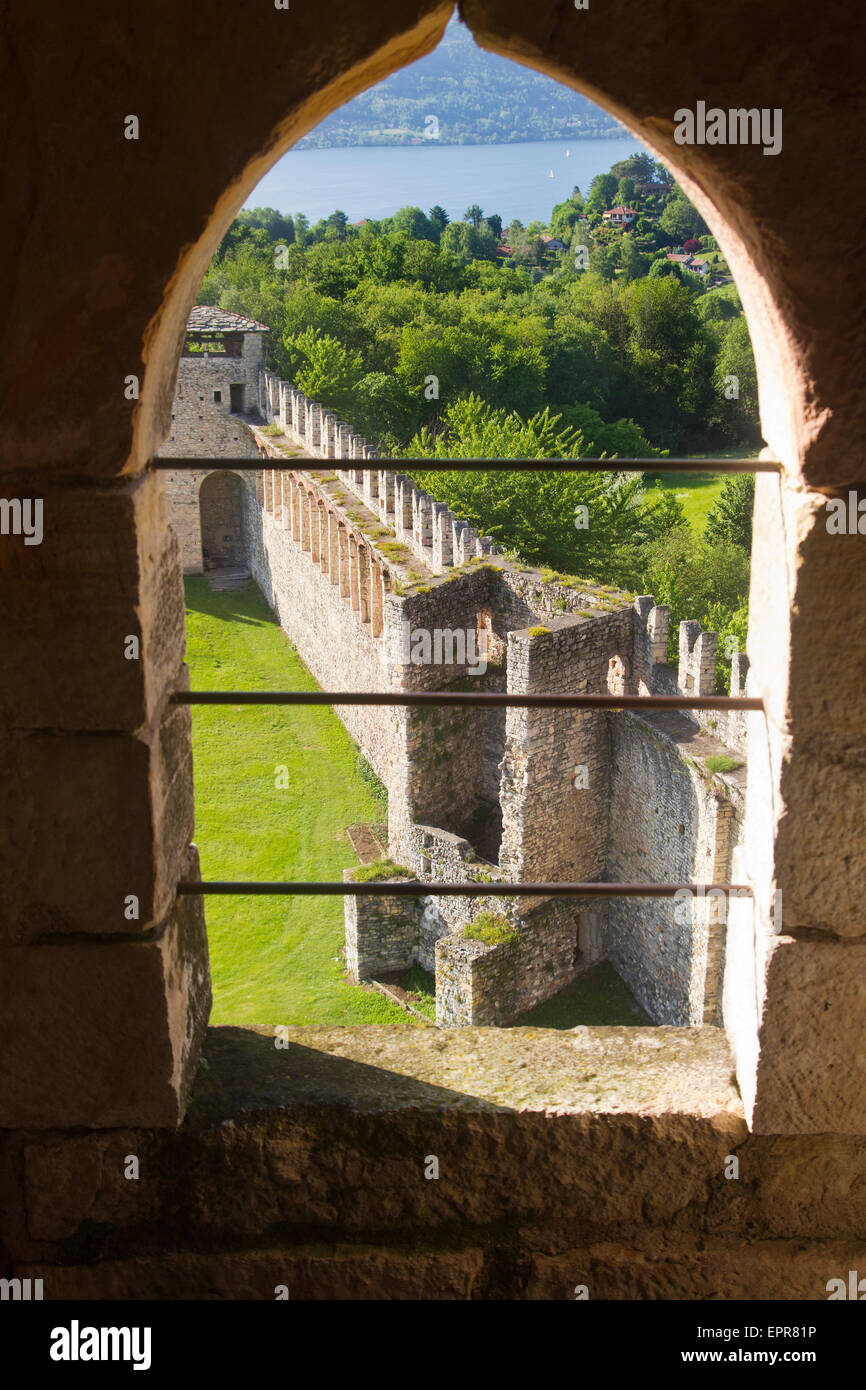 Vue depuis l'intérieur de la fenêtre château Rocca di Angera Lac Majeur Italie Banque D'Images