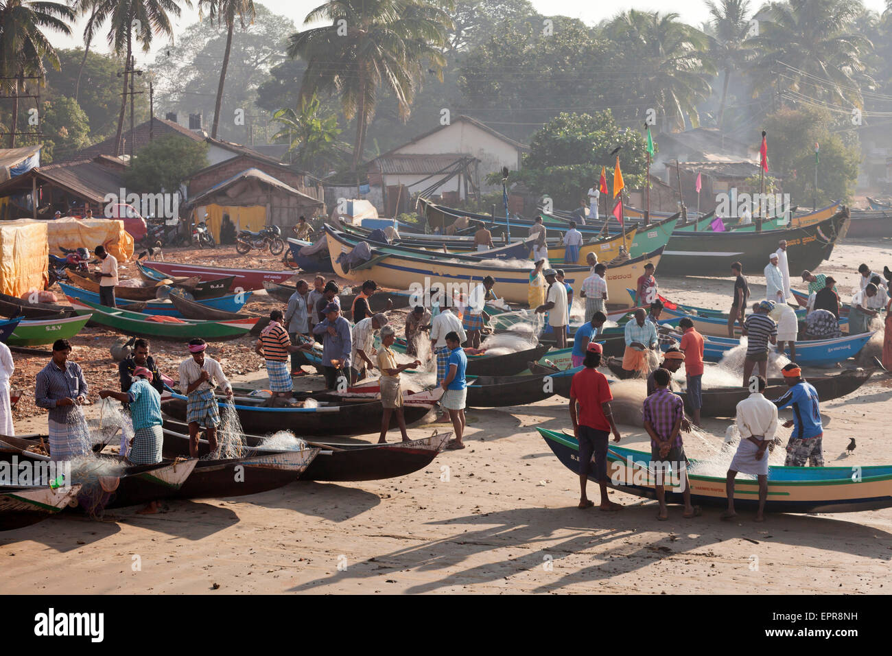 Bateaux de pêche sur la plage, Murudeshwar, Karnataka, Inde, Asie Banque D'Images