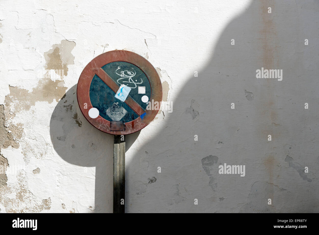 Panneau de circulation aucun stationnement sur un vieux mur Banque D'Images