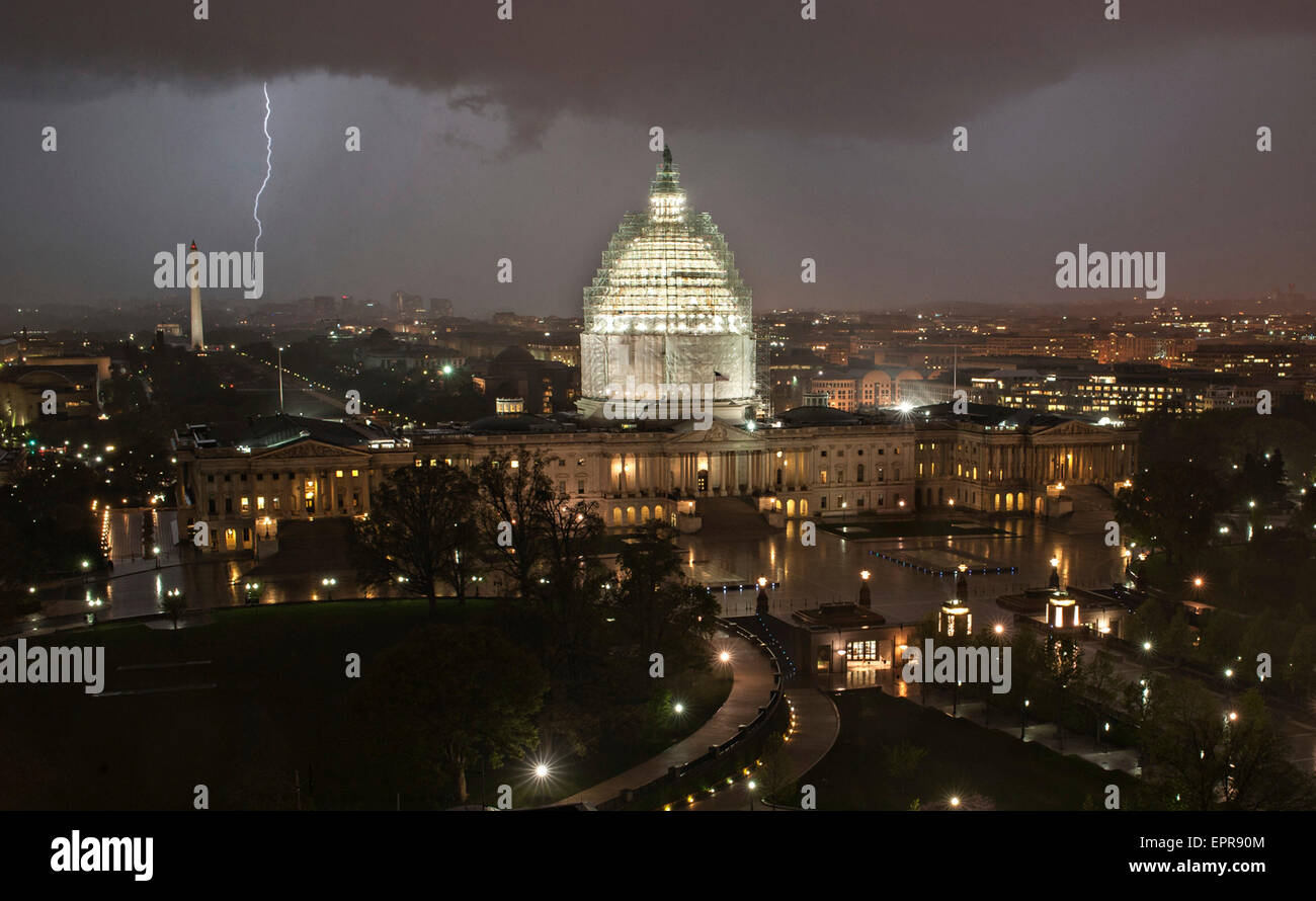 Washington DC, USA. 19 mai, 2015. Vue de l'échafaudage recouvrant le dôme de la capitale américaine au cours d'une tempête, foudre le 19 mai 2015 à Washington, DC. Les 60 millions de dollars est d'arrêter la détérioration de la coupole de fer de fonte et la préserver pour l'avenir. Banque D'Images