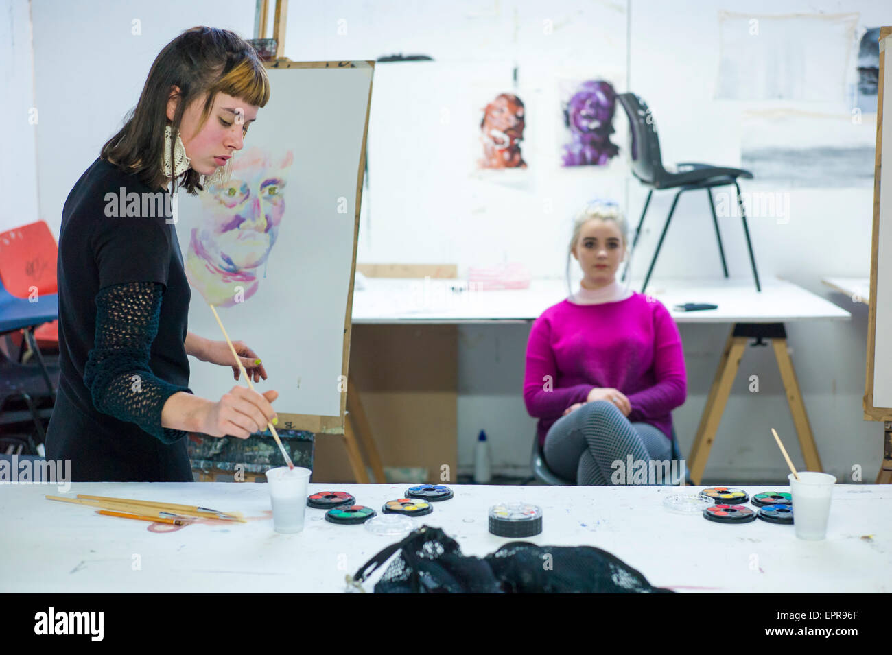 Les étudiants de l'Université pour les arts créatifs (UCA) exerçant leurs compétences en peinture à une session de portrait Banque D'Images