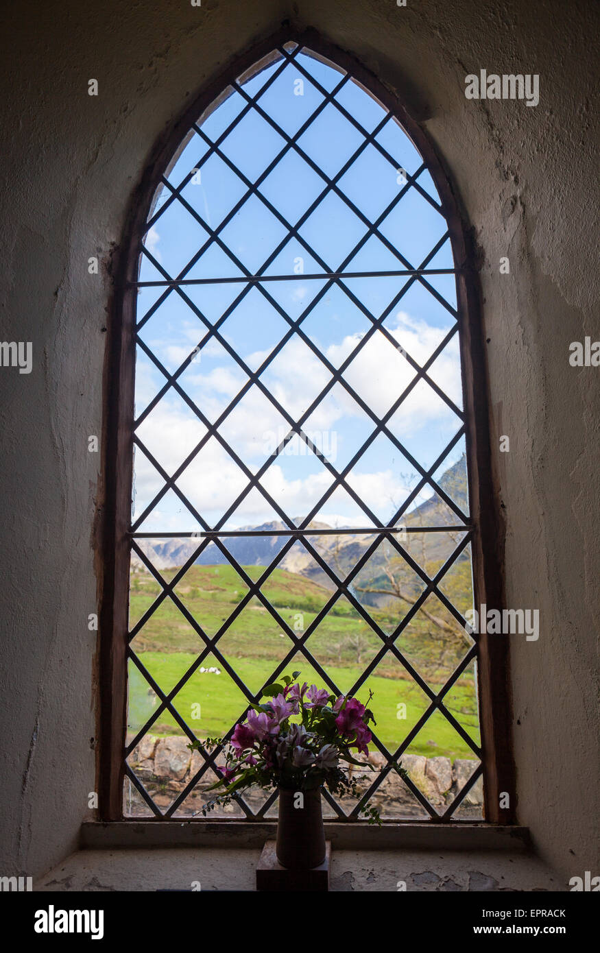 Le vitrail commémoratif Alfred Wainwright à St James' Church, Buttermere, Lake District, Cumbria Banque D'Images
