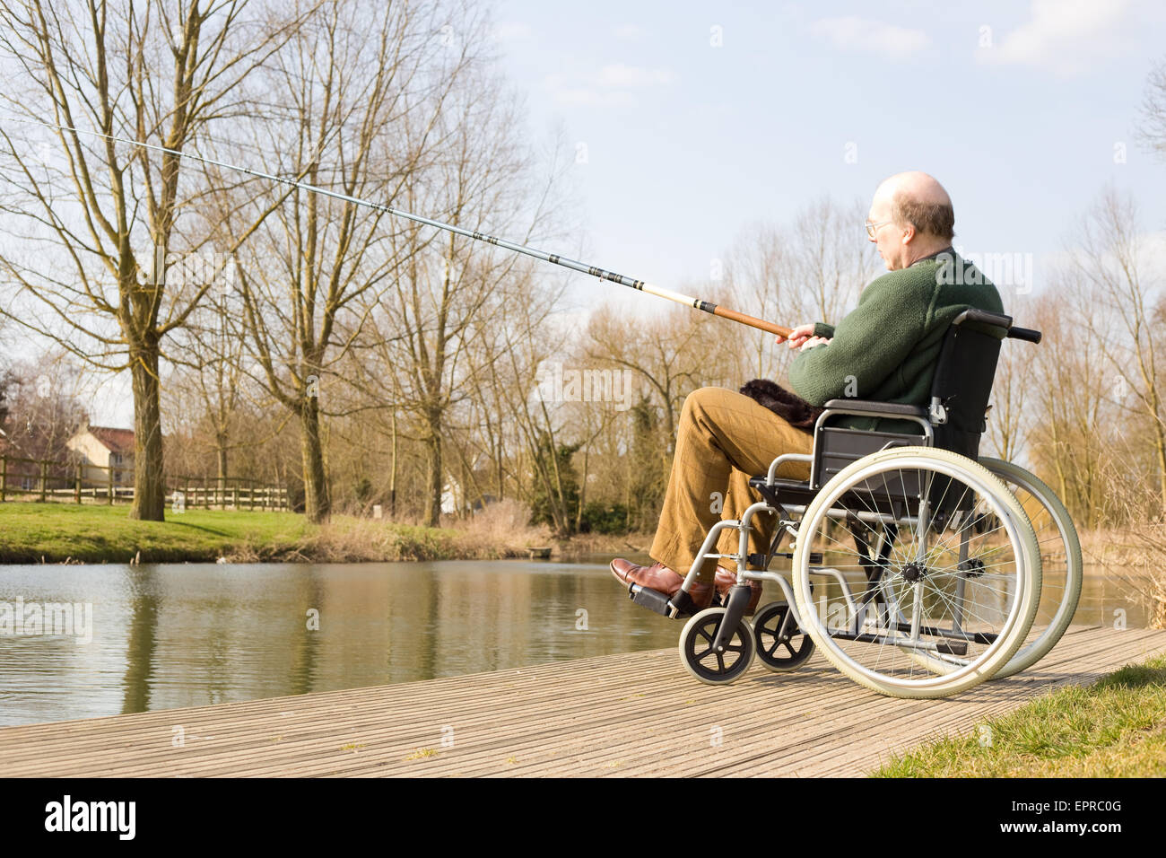 Homme en fauteuil roulant la pêche Banque D'Images