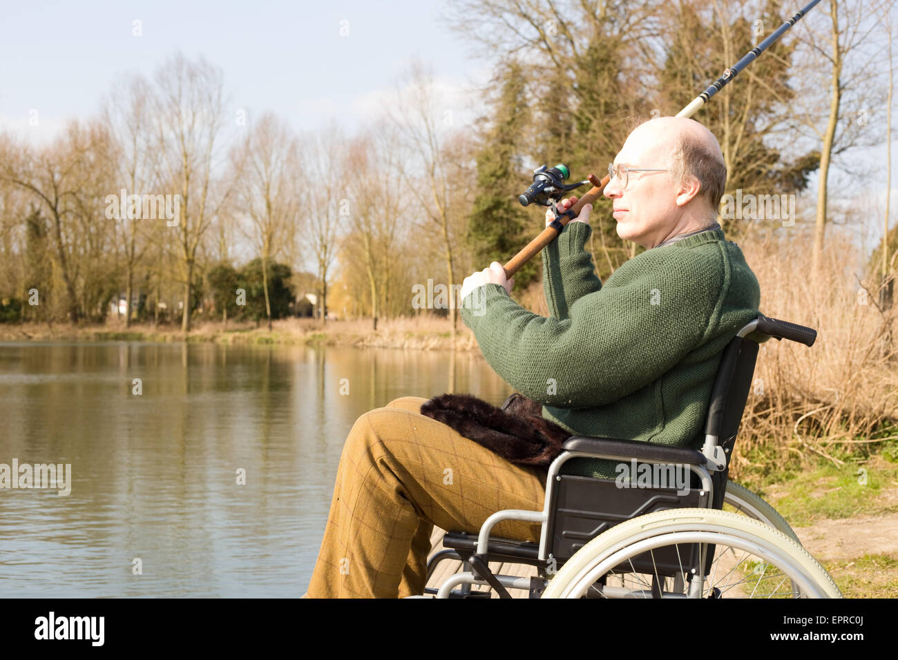 Homme en fauteuil roulant la pêche Banque D'Images