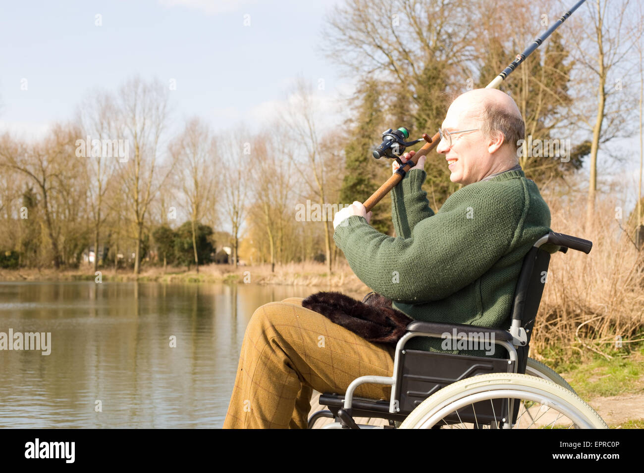 Homme en fauteuil roulant la pêche Banque D'Images