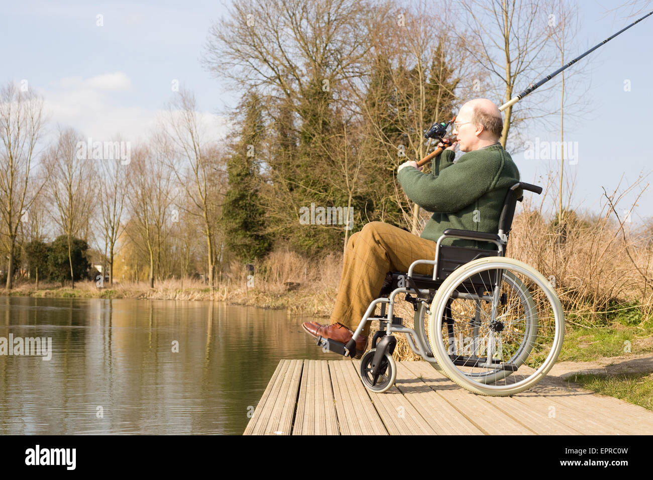 Homme en fauteuil roulant la pêche Banque D'Images