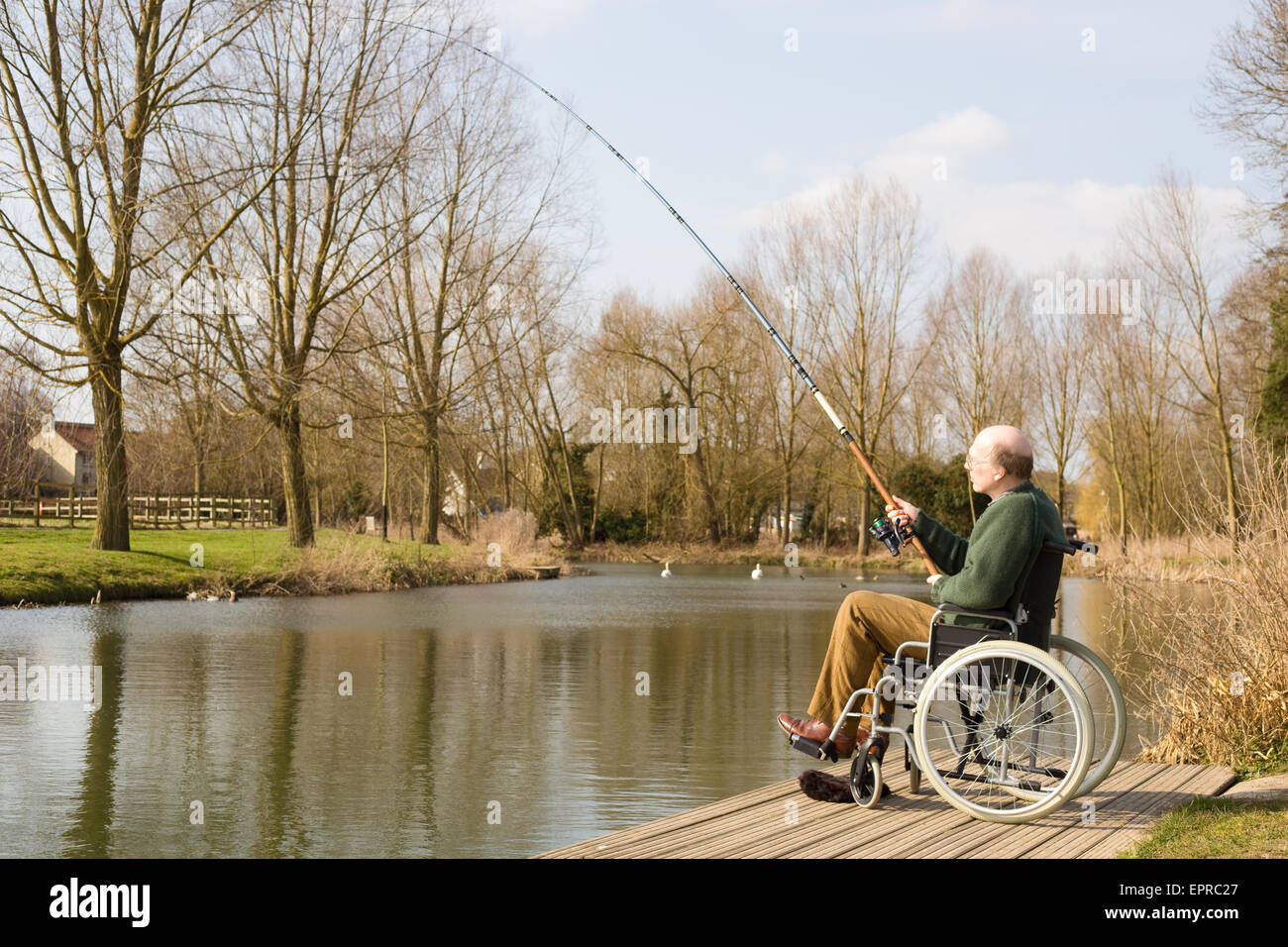 Homme en fauteuil roulant la pêche Banque D'Images