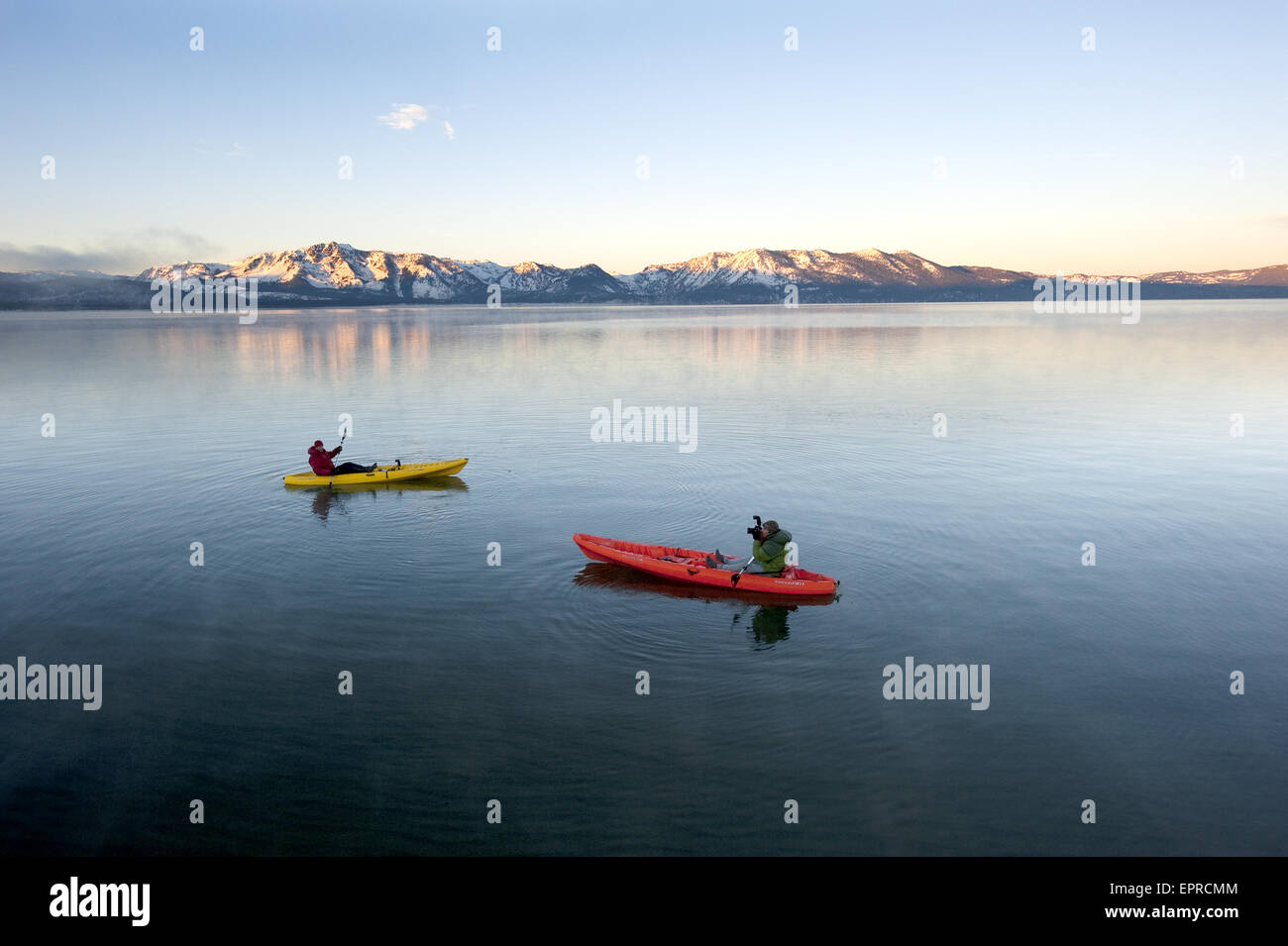 Un photographe photographies d'un kayakiste dans le lac Tahoe. Banque D'Images