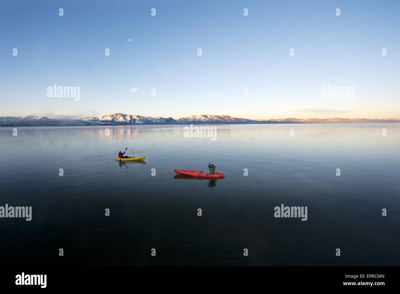 Un photographe photographies d'un kayakiste dans le lac Tahoe. Banque D'Images