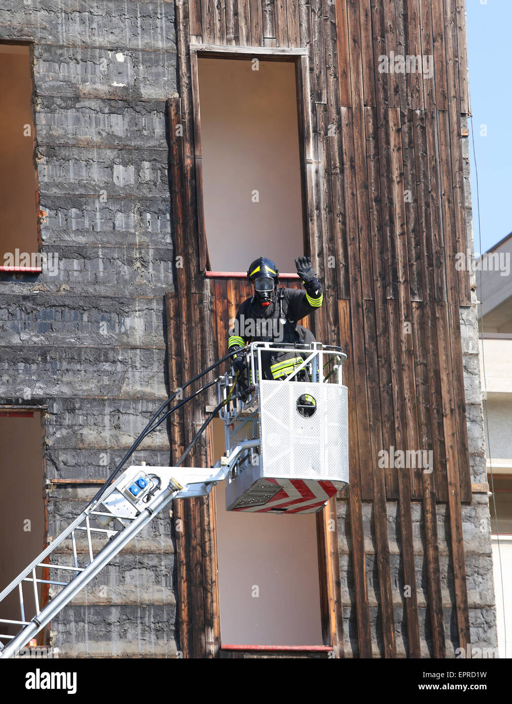 Pompier dans le panier de la pompe d'incendie au cours des opérations de sauvetage Banque D'Images