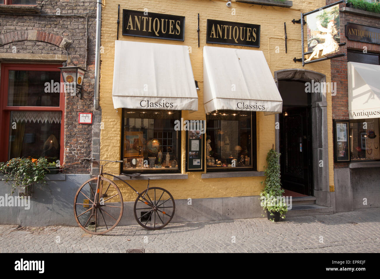 Antique shop avec vieux vélo Bruges Brugge Banque D'Images