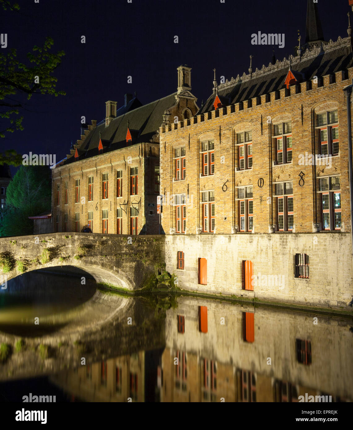 Photo de nuit de vieux pont et canal de Bruges Brugge Banque D'Images