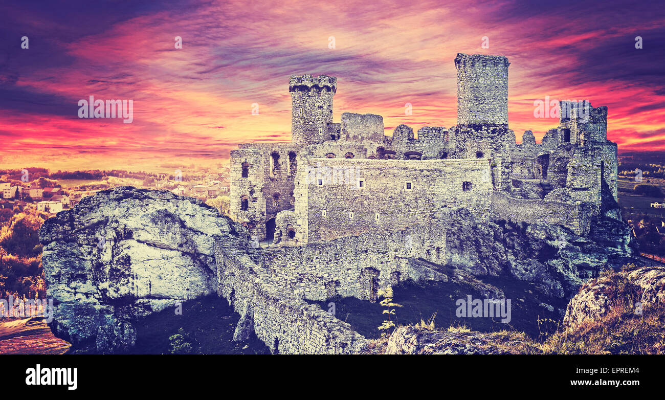 Tons vintage photo extraordinaire d'un coucher de soleil sur les ruines du château de Ogrodzieniec, Pologne. Banque D'Images