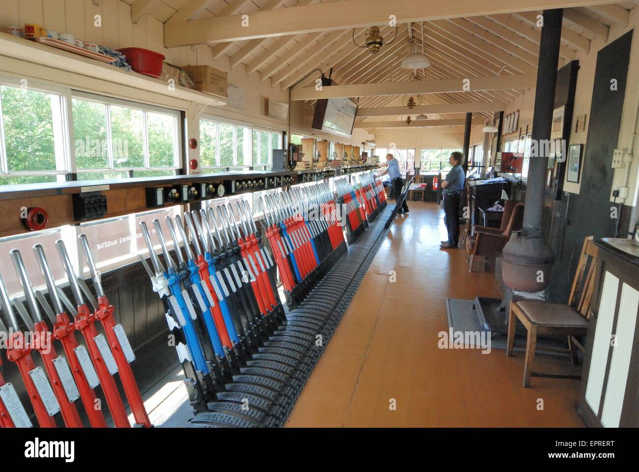 Signalmen dans la boîte de signalisation préservée et équipement de signalisation au Crewe Railway Heritage Museum, Cheshire, Angleterre, Royaume-Uni. Banque D'Images