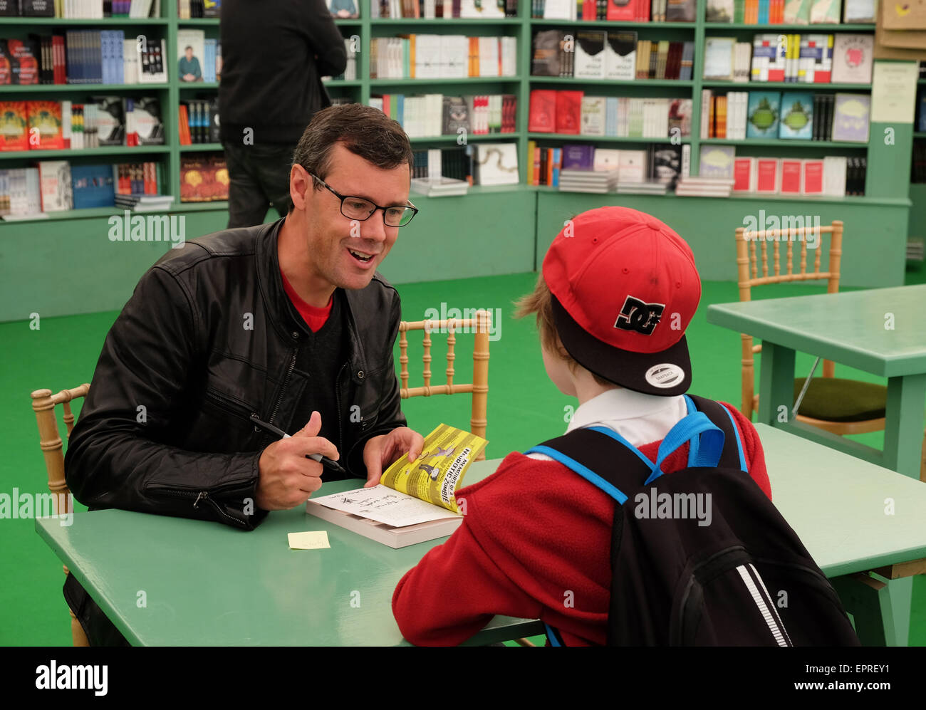 Powys, Pays de Galles, Royaume-Uni. 21 mai, 2015. Ouverture de la Hay Festival 2015. L'auteure canadienne Jeff Norton la signature d'un exemplaire de son livre Metawars pour les enfants des écoles locales au Hay Festival. Banque D'Images