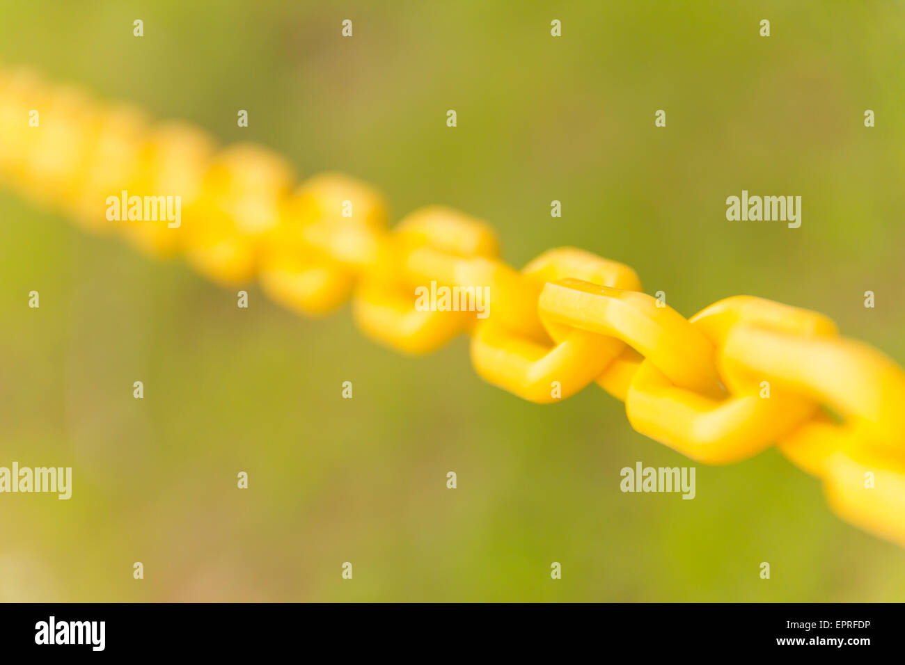 Un lien chaîne jaune qui symbolise les obligations les plus forts ou fragiles Banque D'Images