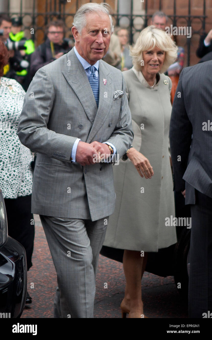 St Patrick's Catholic Church, Belfast, Royaume-Uni 20 Mai 2015. Son Altesse Royale le Prince Charles et Camilla, Duchesse de Cornouailles en serrant la main d'un des membres du public de Belfast, dans le cadre de leur visite de deux jours à l'Irlande du Nord Banque D'Images