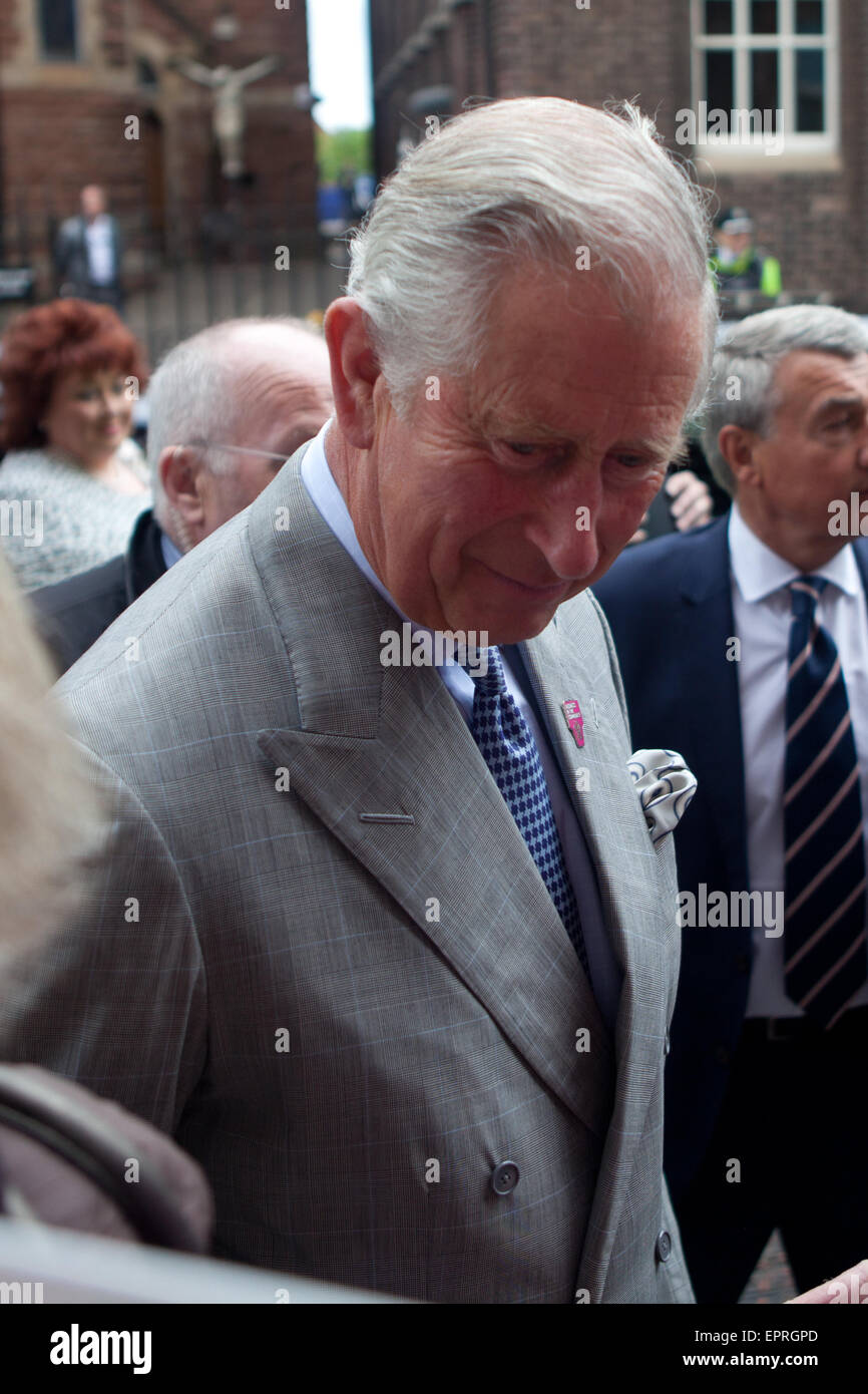 St Patrick's Catholic Church, Belfast, Royaume-Uni 20 Mai 2015. Son Altesse Royale le Prince Charles et Camilla, Duchesse de Cornouailles en serrant la main d'un des membres du public de Belfast, dans le cadre de leur visite de deux jours à l'Irlande du Nord Banque D'Images